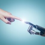 Mano uomo e mano robot